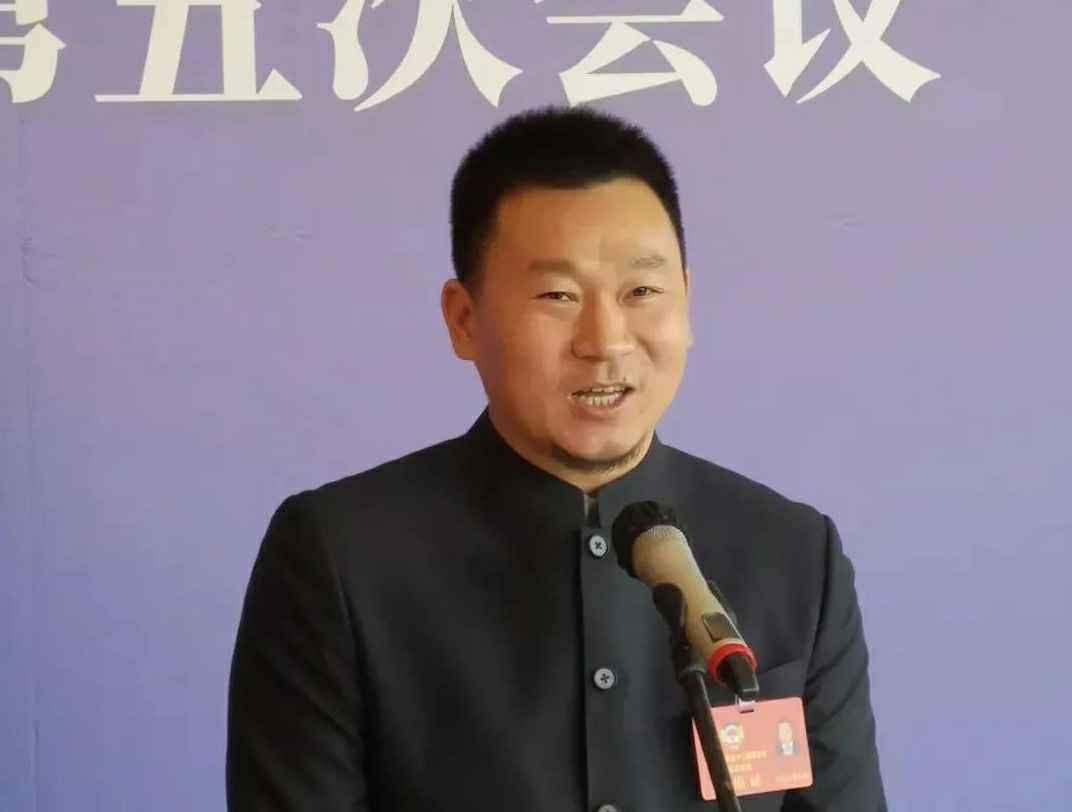 202204221343.jpg 为进一步展示市政协团结、民主、开放、自信的形象,向市民和网友展示政协委员的履职风采,中山市政协十二届五次会议在2月4日上午开幕前开设“委员通道”,市政协委员、三亚韩升房地产开发有限公司公司总经理陈朝阳走进“委员通道”,回应社会关切的问题。他就如何做好城市应急管理规划的问题进行发言,并回答记者提问。.jpg